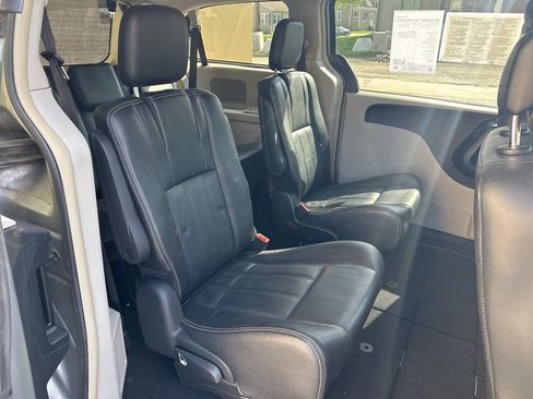 Used 2015 Chrysler Town & Country Touring FWD image 13