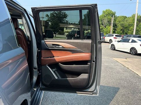 Used 2019 Cadillac Escalade ESV Luxury AWD/4WD image 35