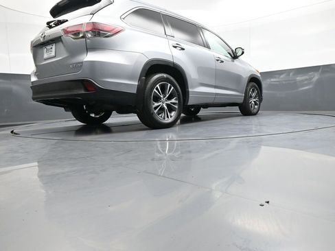 Certified 2016 Toyota Highlander XLE AWD/4WD image 32