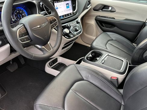 Used 2024 Chrysler Pacifica Touring-L image 9