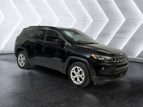 Used 2024 Jeep Compass Latitude AWD/4WD image 1