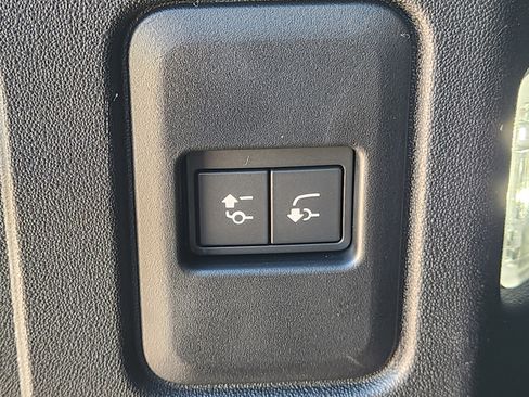 New 2026 Land Rover Defender 110 OCTA image 33