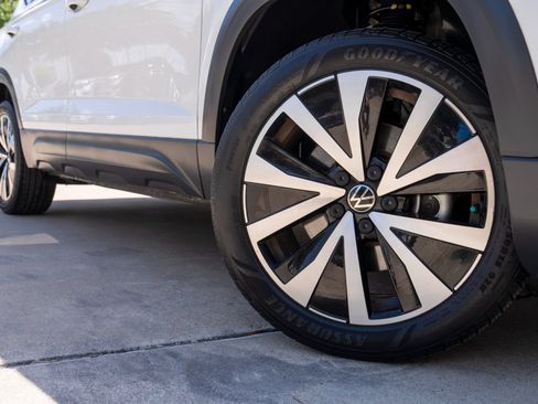 Certified 2023 Volkswagen Taos SE FWD image 3