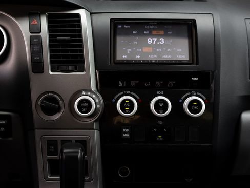 Used 2017 Toyota Sequoia SR5 AWD/4WD image 19