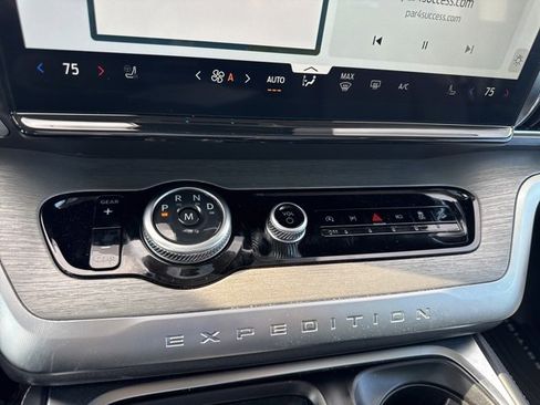 Used 2025 Ford Expedition Platinum w/ Driver's Package image 38