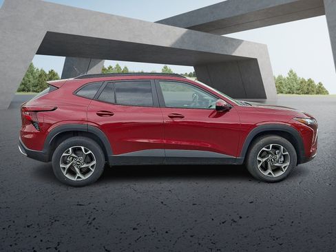 Used 2025 Chevrolet Trax LT FWD image 7