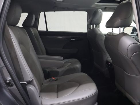Used 2024 Toyota Highlander Limited FWD image 12