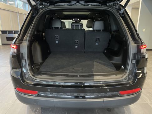 Used 2025 Jeep Grand Cherokee Limited w/ Luxury Tech Group II image 37