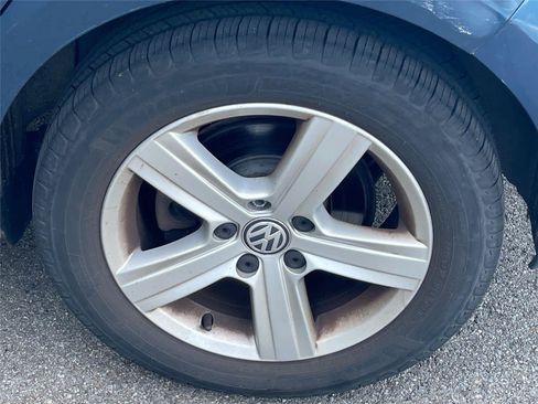Used 2017 Volkswagen Golf 4-Door FWD image 8
