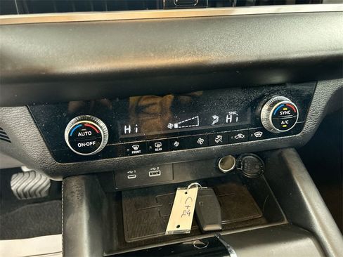 Used 2022 Mitsubishi Outlander ES image 16