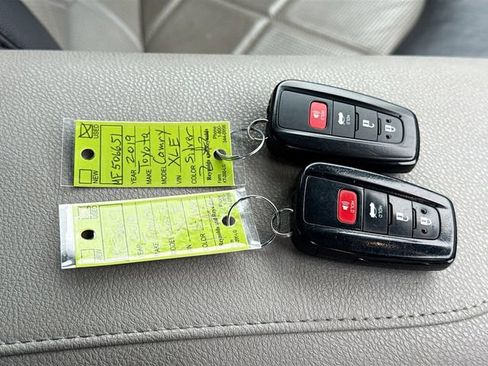 Used 2019 Toyota Camry XLE w/ Navigation Package image 33