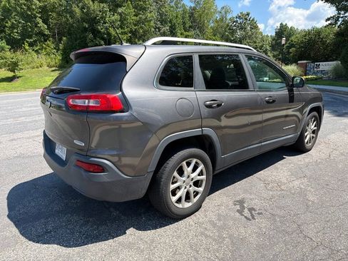 Used 2014 Jeep Cherokee Latitude w/ Comfort/Convenience Group FWD image 4