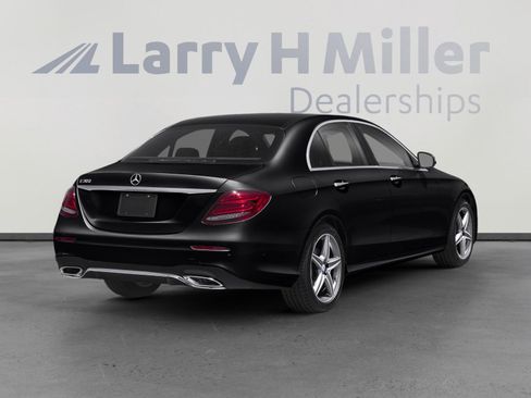 Used 2018 Mercedes-Benz E 300 4MATIC image 2