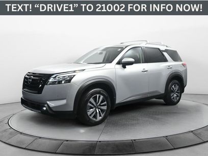 New 2025 Nissan Pathfinder SL w/ Black Appearance Package