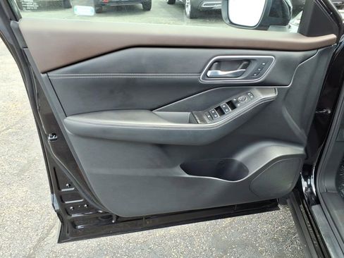 Certified 2023 Nissan Rogue Platinum w/ Platinum Premium Package AWD/4WD image 18