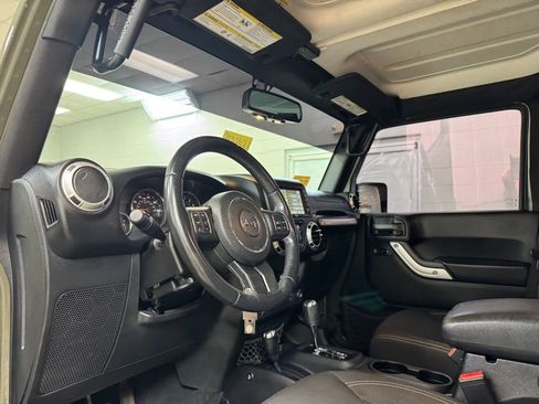 Used 2016 Jeep Wrangler Unlimited Sahara w/ Dual Top Group AWD/4WD image 12