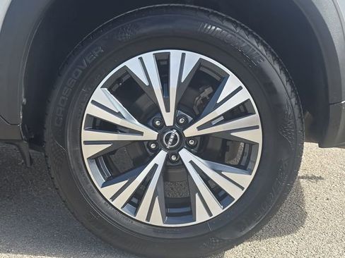 Used 2022 Nissan Rogue SV image 32