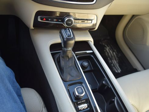 Used 2019 Volvo XC90 T6 Momentum w/ Protection Package Premier image 21