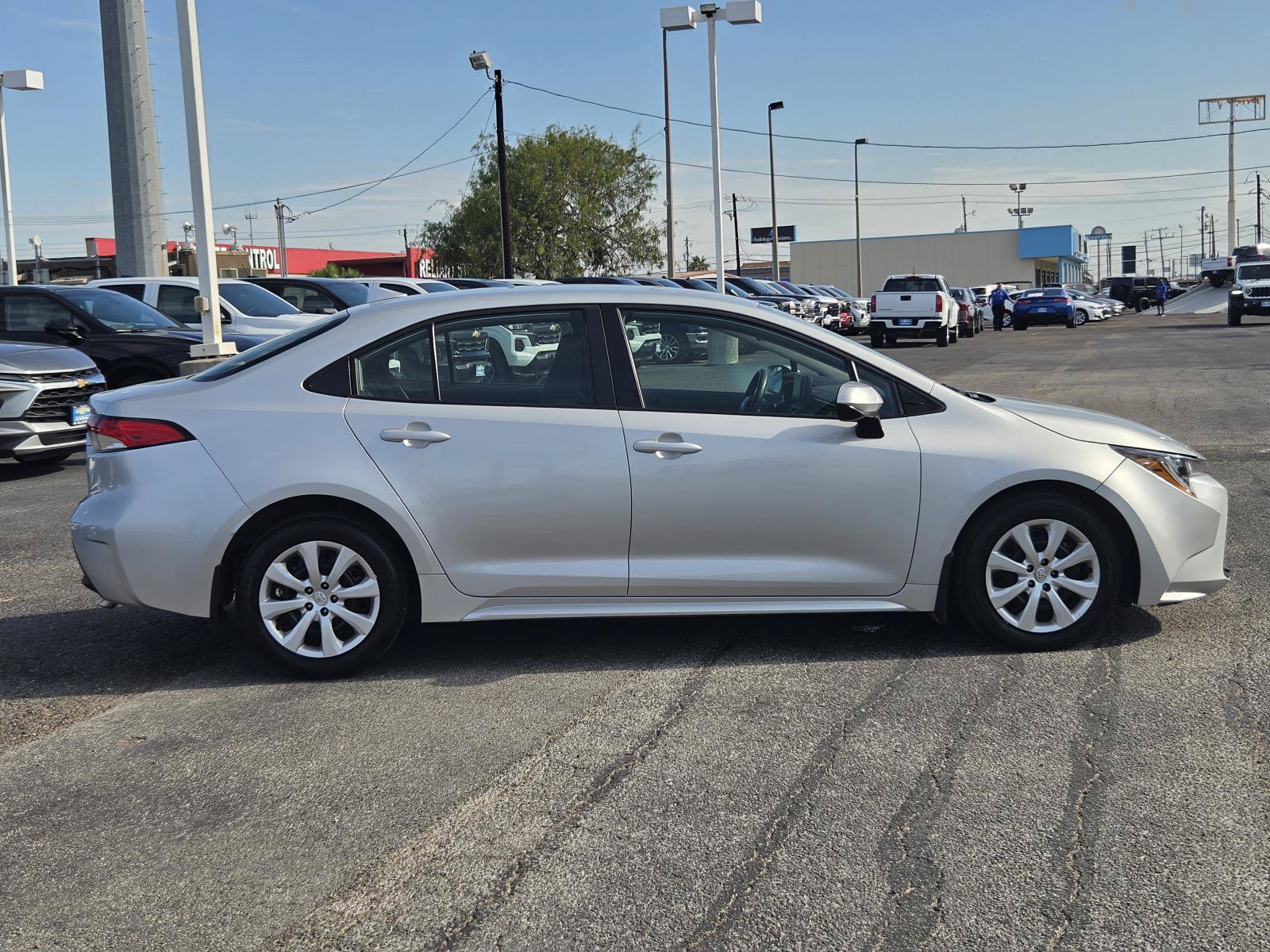 Used 2025 Toyota Corolla LE FWD image 6