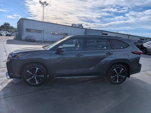Used 2022 Toyota Highlander XSE AWD/4WD image 3