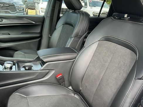 New 2025 Jeep Grand Cherokee L Altitude image 18