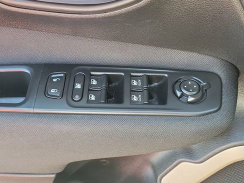 Used 2017 Jeep Renegade Latitude FWD image 27