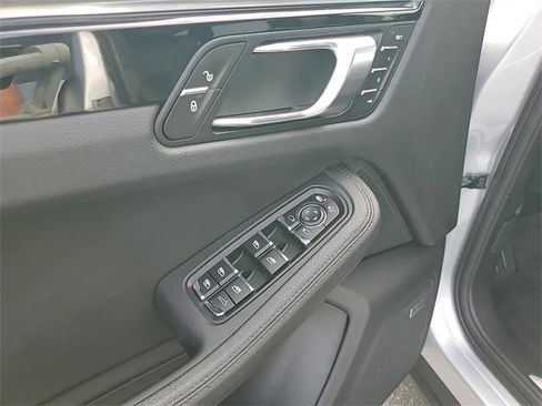 Used 2018 Porsche Macan S image 11