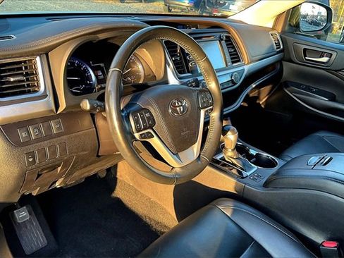 Used 2019 Toyota Highlander XLE image 11