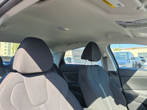 Used 2025 Hyundai Elantra SE image 11