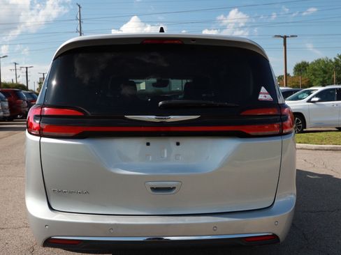 Used 2024 Chrysler Pacifica Touring-L FWD image 4