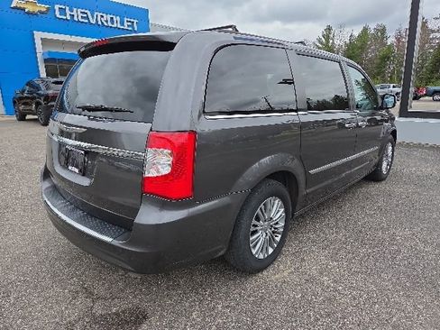 Used 2016 Chrysler Town & Country Touring-L FWD image 24
