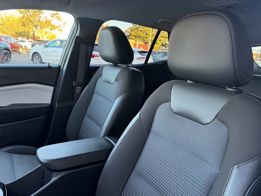 Used 2025 Chevrolet Trax LT FWD image 13