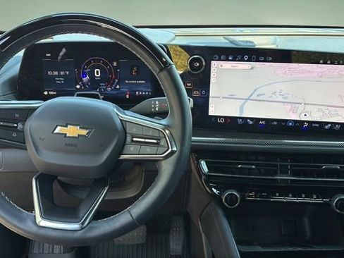 Used 2025 Chevrolet Traverse High Country FWD image 11