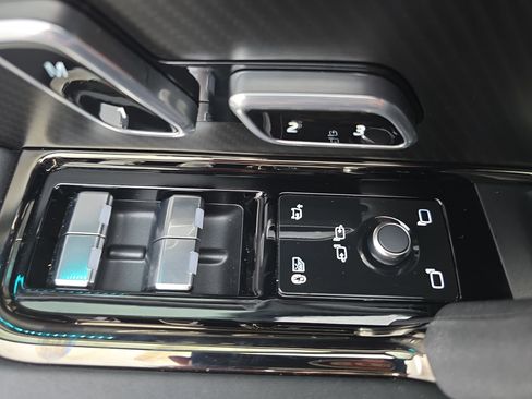 Used 2025 Land Rover Range Rover Sport SV Edition Two image 28