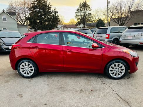 Used 2017 Hyundai Elantra GT image 2
