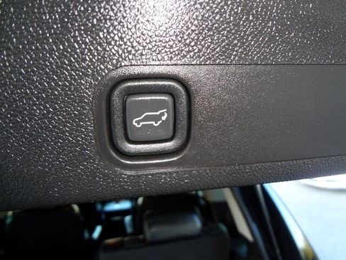 Used 2011 Cadillac Escalade Premium image 12