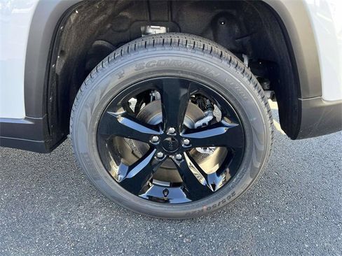 Certified 2025 Jeep Grand Cherokee Limited w/ Black Appearance Package image 11