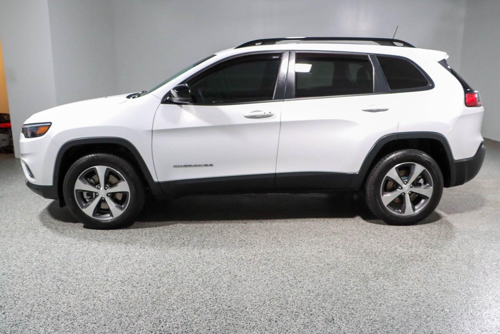 Used 2022 Jeep Cherokee Limited AWD/4WD image 10