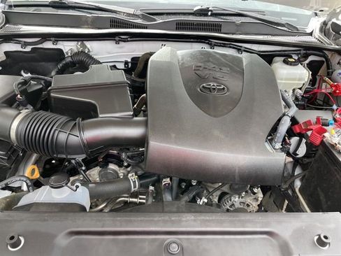 Used 2021 Toyota Tacoma TRD Off-Road w/ Technology Package AWD/4WD image 20