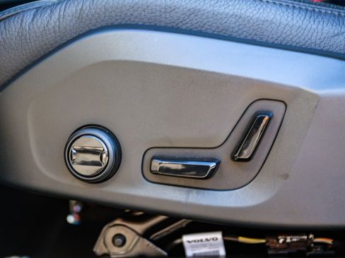 Used 2025 Volvo XC60 B5 Plus image 23