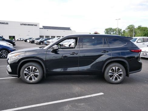 Used 2021 Toyota Highlander XLE AWD/4WD image 4