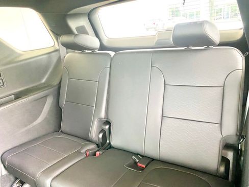 Used 2023 Chevrolet Traverse High Country FWD image 15