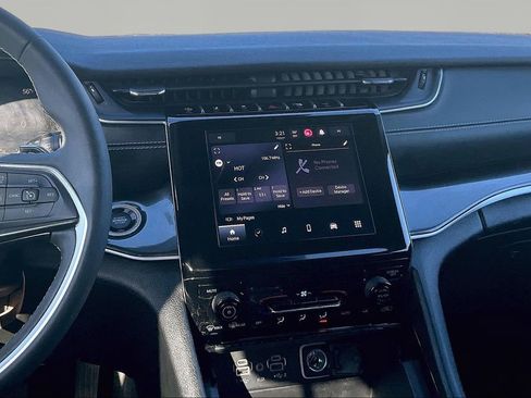 Used 2023 Jeep Grand Cherokee L Laredo image 11