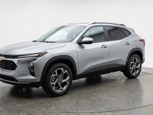 Used 2025 Chevrolet Trax LT FWD image 3