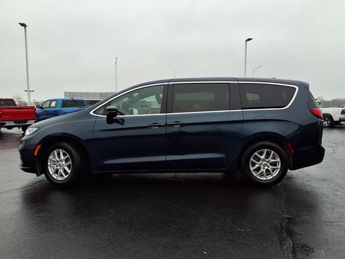 Used 2025 Chrysler Pacifica Select image 27