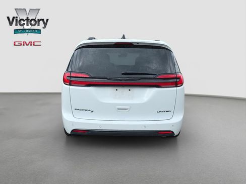 Used 2025 Chrysler Pacifica Limited FWD image 16