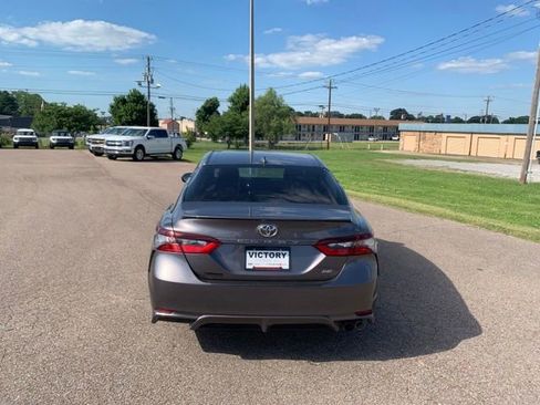 Used 2022 Toyota Camry SE w/ Cold Weather Package FWD image 6