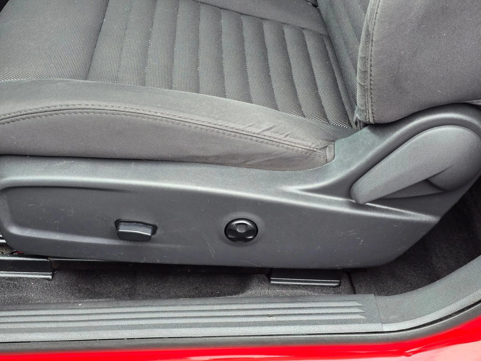 Used 2014 Dodge Challenger SXT RWD image 17