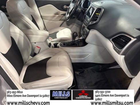 Used 2021 Jeep Cherokee Latitude Plus AWD/4WD image 18
