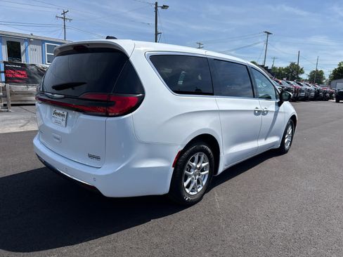 Used 2023 Chrysler Pacifica Touring-L FWD image 6